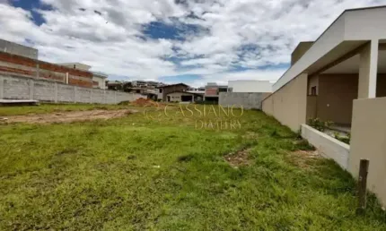 Terreno à venda de 600m², plano e vista definitiva | cond. colinas do paratehy norte