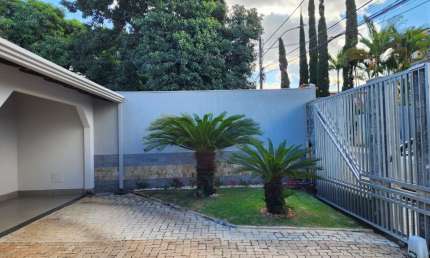 -Casa térrea, 4 quartos, 1 suíte, ótimo acabamento,  condomínio fechado, vicente pires, ótima localização,  lote 400m2, churrasqueira.