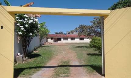 -Casa 03 quartos, condomínio fechado terreno de 1000m2 ótima localização