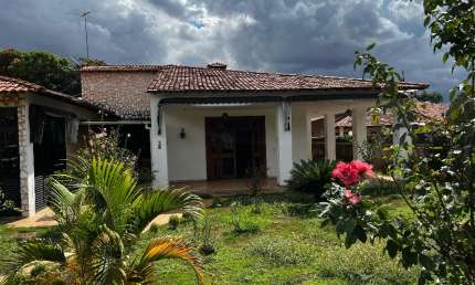 -Casa ampla térrea 6 suítes casa colonial excelente condomínio fechado e localização privilegiad