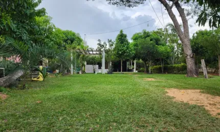 Excelente Chácara 3000m2 em condomínio fechado com segurança e área de lazer coletiva.