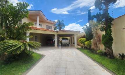 -Excelente casa em lote 1000m2 Rua 10 área construída 1200m2 6 quartos sendo 3 suítes local Residencial/comercial