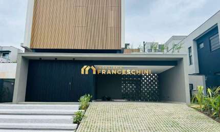 Casa sobrado em Condomínio Alphaville - Urbanova com 4 suites - Piscina