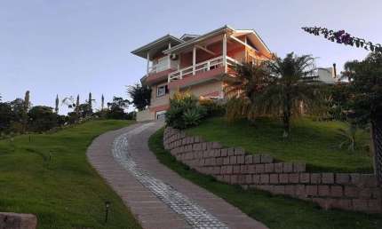 Linda Casa mobiliada em Condomínio Fechado, com vista para o Mar, no centro de B