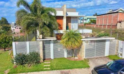 Alto Padrão | Sobrado com 4 Dormitórios, Piscina e Terreno de 557m²