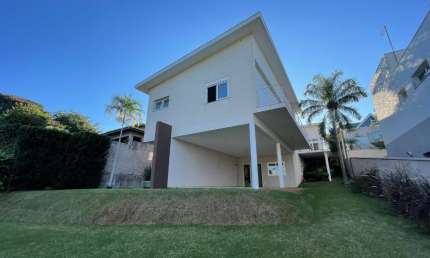Casa em Condomínio com 5 Quartos e 6 banheiros para locação.