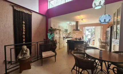 Charmosa casa à venda, para duplo uso, residencial e comercial, um refúgio urbano, à 9 min. do Metr