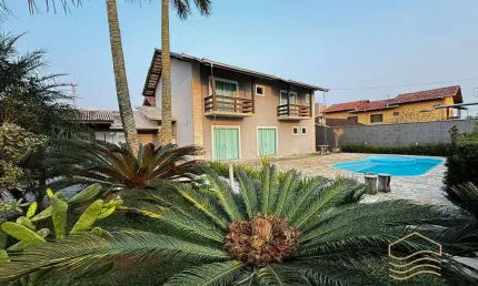 Sobrado 4 quartos sendo 1 suíte em Balneário Barra do Sul - Centro