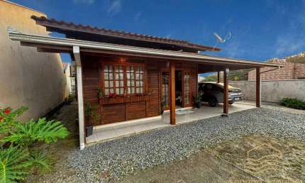 Casa com 3 quartos sendo 1 suíte em Balneário Barra do Sul - Salinas
