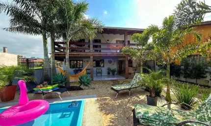 Sobrado com 3 quartos e suíte em Barra do Sul - Praia da Salinas