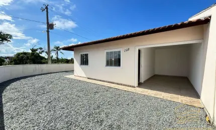 Casa de esquina com 3 quartos na praia da salinas - baln. barra do sul