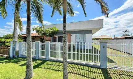 Casa de laje e suíte à 350m da praia da Salinas - Balneário Barra do Sul
