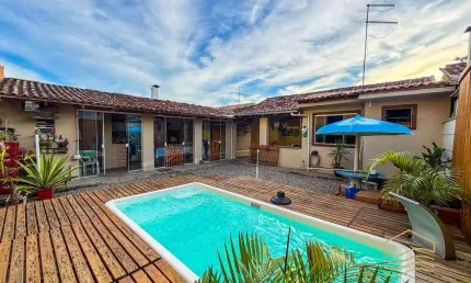 Casa com piscina em Balneário Barra do Sul - Centro
