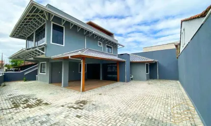 Sobrado moderno com vista para o mar - Balneário Barra do Sul - Centro