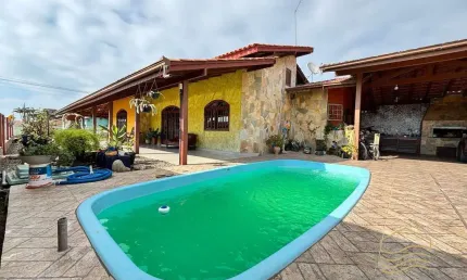 Casa de esquina com suíte e piscina - Centro - Balneário barra do sul