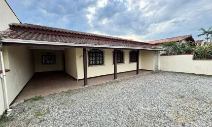Casa com potencial comercial de 383,70m² em Baln. Barra do Sul - Centro
