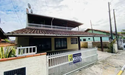 Casa com 5 Dormitórios a 300m do Mar - Balneário Barra do Sul- Centro