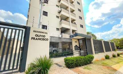 Edifício Olívio Francisco – 2 quartos (1 suíte), armários e ótima localização