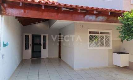 Casa em condomínio próxima a represa, no  Vitória Régia