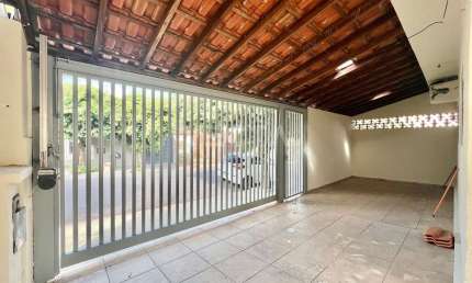 Casa com 3 quartos e varanda coberta no bairro São Francisco