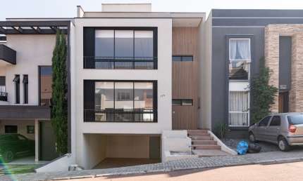 Casa Alto Padrão 4 Quartos Sendo 1 Suíte Master com hidro 2 Quartos Demi-Suíte e 1 Quarto Escritório