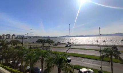 Apartamento com 3 quartos para alugar na Avenida Governador Irineu Bornhausen, 3322, Agronômica, Florianópolis