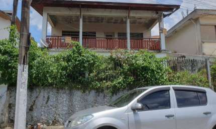 Casa à venda perto do metrô Jabaquara com 3 quartos e garagem coberta.