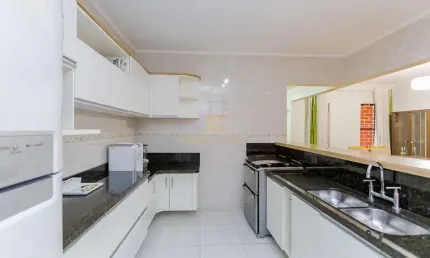 Sobrado semi-mobiliado com 4 quartos e 184m  no Jardim das Américas  Curitiba