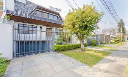 RESIDÊNCIA COM PISCINA  AMPLA ÁREA DE TERRENO  272M  PRIV  3 DORMITÓRIOS A VENDA NO JD DAS AMERIC