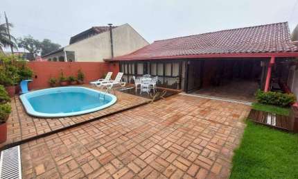 Excelente Casa com Piscina, 224m² em Amplo Terreno - em Balneário Luciane/PR