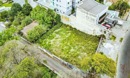 Terreno de Esquina em Avenida Movimentada no Tingui - 537m² !