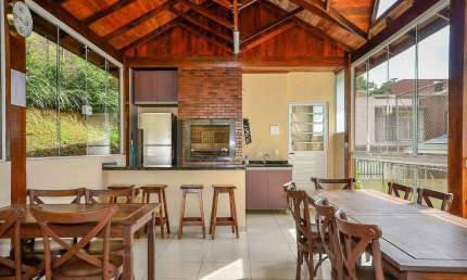 Maravilhosa Casa Rústica com 220m² em Condomínio no Abranches!