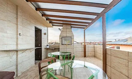 Excelente Triplex com 150m² e terraço coberto em Praia de Leste!