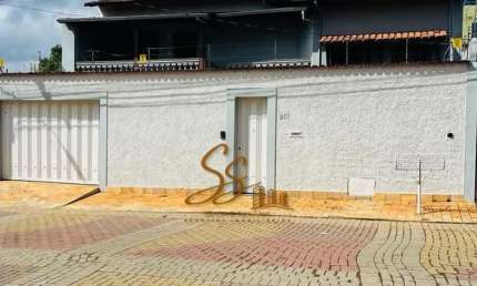Maravilhosa casa em localização privilegiada no centro de Mateus Leme/MG