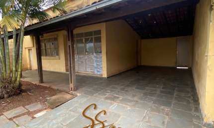 OPORTUNIDADE IMPERDÍVEL!  CASA À VENDA NO CENTRO DE MATEUS LEME/MG ️  Área total: 360m²