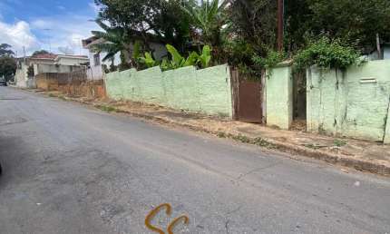 OPORTUNIDADE NO CENTRO DE MATEUS LEME/MG – IMÓVEL COM NASCENTE !
