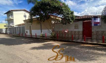 Casa de Esquina com 414m² em Rua Comercial, Centro de Mateus Leme/MG
