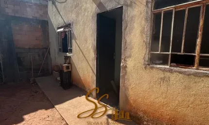 Casa simples no bairro vale dos araçás – mateus leme/mg   localizada em rua asfaltada, em região tranquila.