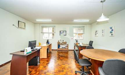 Atenção! Sala comercial à venda no Batel - sala com banheiro e garagem exclusiva e coberta