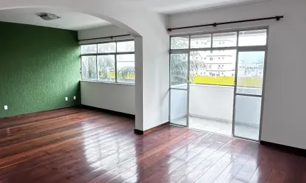 Apartamento 4/4 sendo 01 suíte, localização privilegiada, nascente!!