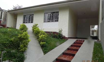 Residência com 3 quartos  para alugar, 230.00 m2 por R$4300.00  - Campina Do Siqueira - Curitiba/PR