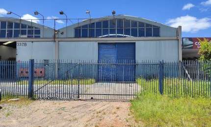 Galpão para alugar, 570.00 m2 por R$11400.00  - Uberaba - Curitiba/PR