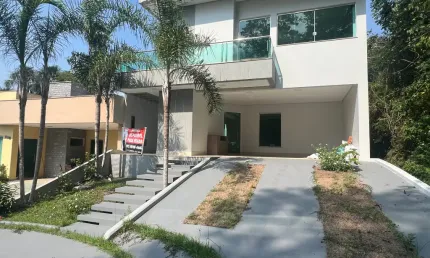 Casa em condomínio com piscina - Casa no Forest Hill com 03 suiítes