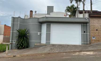 Sobrado de 301m² com 4 Dormitórios à Venda – Terras de Santa Bárbara, Santa Bárbara (SP)