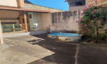 Encantadora Casa com Piscina  á venda no Bairro São Sebastião !