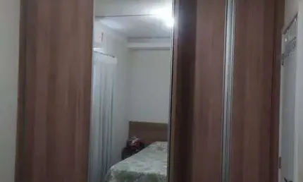 Vende apartamento Ed Vila dos IPês 2 quartos com armários e garagem