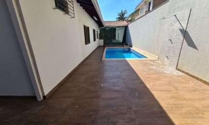 Casa para venda possui 289 metros quadrados com 4 quartos em Jardim Nápoles - Londrina - Paraná