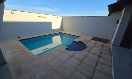 Sobrado a venda em condomínio 4 quartos sendo 2 suítes, piscina