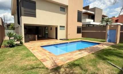 Linda casa moderna disponível para locação em condomínio fechado.