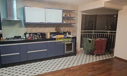 Venda- apartamento  reformado com terraço, 2 dorms e 2 vagas – iluminado e arejado!